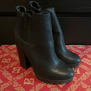 Candies Sz 8 ankle booties